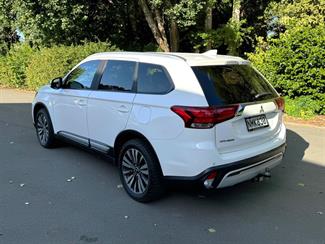 2021 Mitsubishi Outlander - Thumbnail