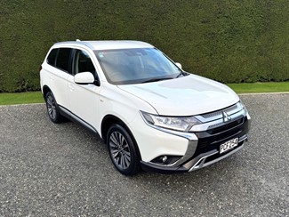 2022 Mitsubishi Outlander - Thumbnail