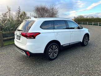 2022 Mitsubishi Outlander - Thumbnail