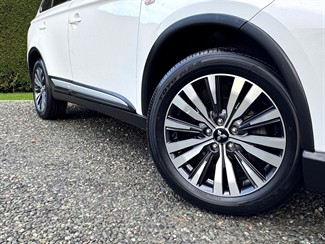 2022 Mitsubishi Outlander - Thumbnail