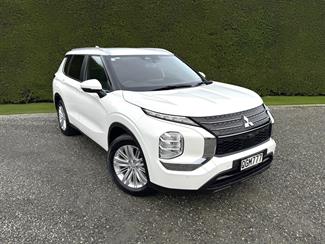 2023 Mitsubishi Outlander - Thumbnail