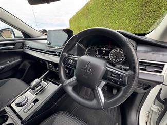 2023 Mitsubishi Outlander - Thumbnail