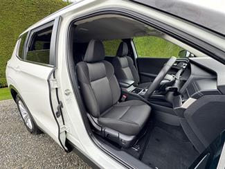 2023 Mitsubishi Outlander - Thumbnail