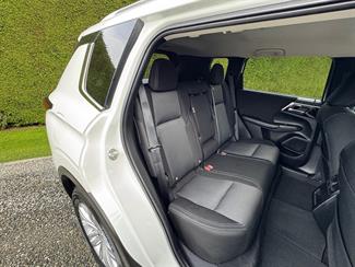 2023 Mitsubishi Outlander - Thumbnail