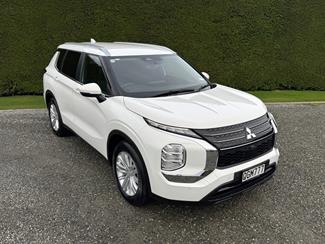 2023 Mitsubishi Outlander - Thumbnail