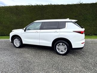 2023 Mitsubishi Outlander - Thumbnail