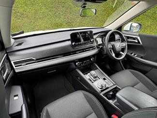 2023 Mitsubishi Outlander - Thumbnail