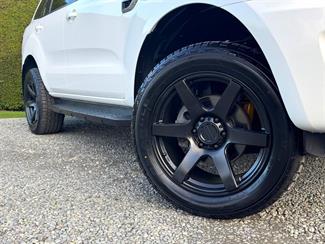2019 Ford Everest - Thumbnail