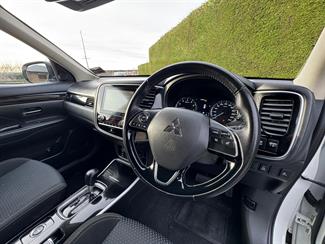 2022 Mitsubishi Outlander - Thumbnail