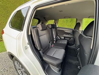 2022 Mitsubishi Outlander - Thumbnail