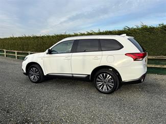 2022 Mitsubishi Outlander - Thumbnail