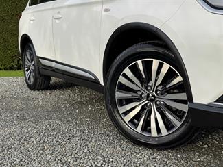 2022 Mitsubishi Outlander - Thumbnail