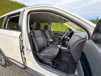 2022 Mitsubishi Outlander - Thumbnail