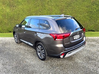 2022 Mitsubishi Outlander - Thumbnail