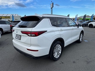 2022 Mitsubishi Outlander - Thumbnail