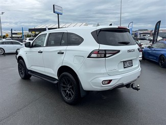 2021 Isuzu MU-X - Thumbnail