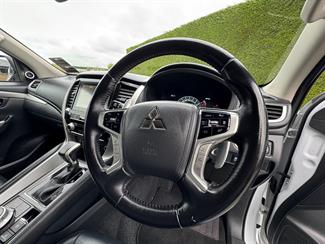 2022 Mitsubishi Pajero Sport - Thumbnail