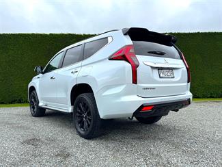 2022 Mitsubishi Pajero Sport - Thumbnail