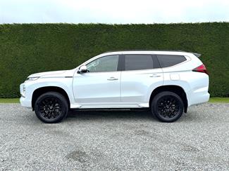 2022 Mitsubishi Pajero Sport - Thumbnail