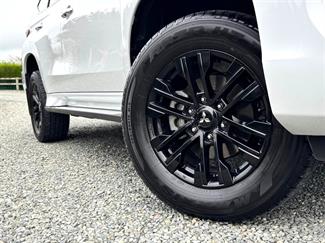 2022 Mitsubishi Pajero Sport - Thumbnail