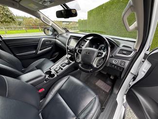 2022 Mitsubishi Pajero Sport - Thumbnail