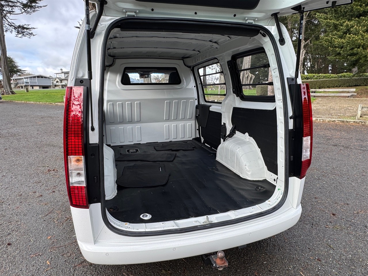 2023 Hyundai Staria Load