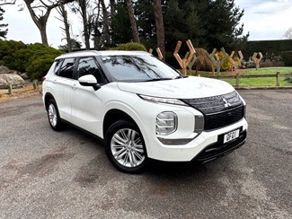2023 Mitsubishi Outlander - Thumbnail