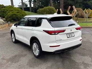 2023 Mitsubishi Outlander - Thumbnail
