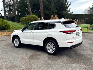 2023 Mitsubishi Outlander - Thumbnail