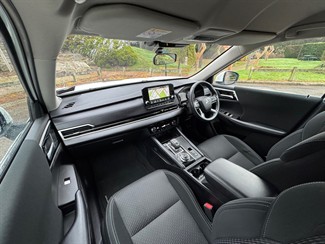 2023 Mitsubishi Outlander - Thumbnail