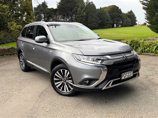 2022 Mitsubishi Outlander - Thumbnail