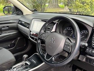 2022 Mitsubishi Outlander - Thumbnail