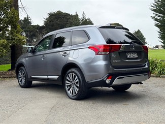2022 Mitsubishi Outlander - Thumbnail