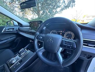 2022 Mitsubishi Outlander - Thumbnail