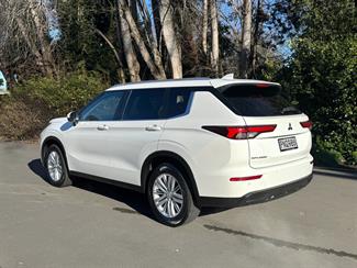 2022 Mitsubishi Outlander - Thumbnail
