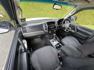 2018 Mitsubishi Pajero - Thumbnail