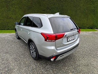 2022 Mitsubishi Outlander - Thumbnail