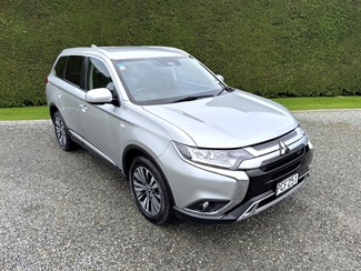2022 Mitsubishi Outlander - Thumbnail