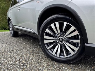 2022 Mitsubishi Outlander - Thumbnail
