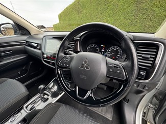 2022 Mitsubishi Outlander - Thumbnail