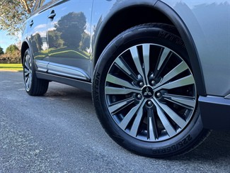 2020 Mitsubishi Outlander - Thumbnail