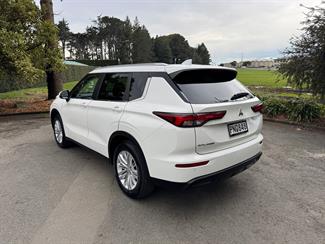 2022 Mitsubishi Outlander - Thumbnail