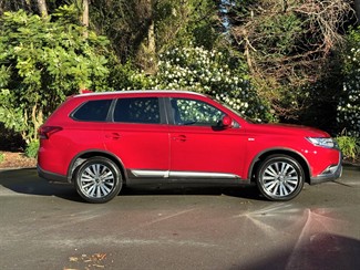 2022 Mitsubishi Outlander - Thumbnail