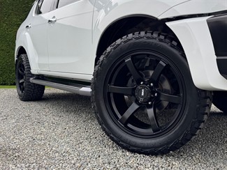 2019 Isuzu MU-X - Thumbnail