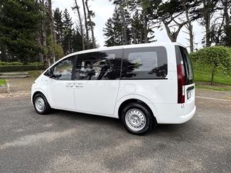 2025 Hyundai Staria - Thumbnail