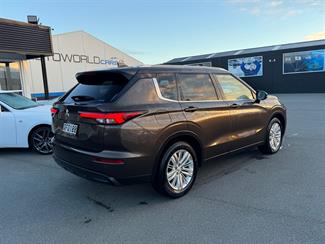2023 Mitsubishi Outlander - Thumbnail