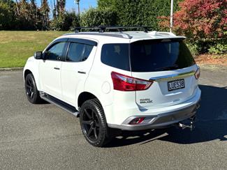 2018 Isuzu MU-X - Thumbnail