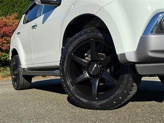 2018 Isuzu MU-X - Thumbnail